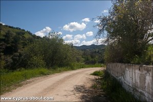 Дорога к бывшему руднику Меми в деревне Ксилятос