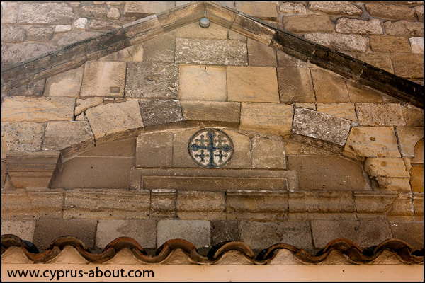 Католическая эмблема с пятью крестами над северным входом