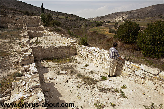 Развалины древних келий в Панагие Стазусе. Пирга, Кипр