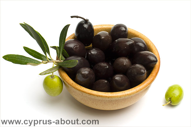 Зеленые оливки и маслины