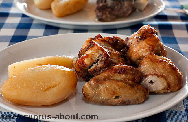 Сувлаки ("шашлычки") из курицы. Таверна Lysia, Ларнака, Кипр 