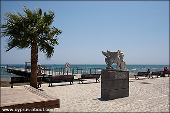 Пляжи Кипра. Ларнака. Пальмовая аллея (Финикудес) в центре Ларнаки