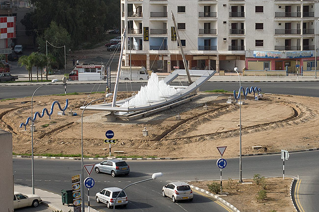 Фонтан в виде корабля на кольцевой развязке в Ларнаке. Кипр