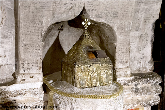 Ковчег с мощами святого Иоанна Лампадистиса. Монастырь Иоанна Лампадистиса, Калопанайотис, Кипр