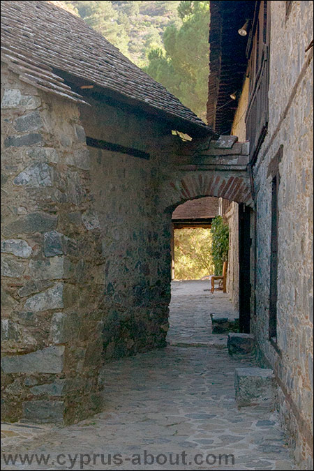 Северный вход в монастырь Иоанна Лампадистиса. Калопанайотис, Кипр