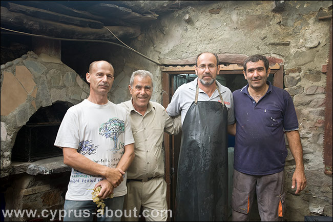 Фото на память с мастерами-виноделами. Лазанья. Кипр