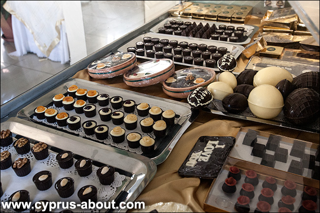 Витрина в Шоколадной мастерской в Платресе, Кипр