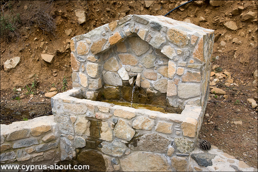 Источник питьевой воды по дороге к Каледонскому водопаду. Платрес, Кипр
